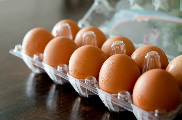 jajka w plastikowych wytłoczkach